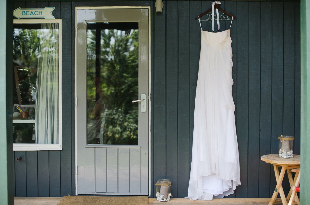 Photo Brautkleid, hängend neben dem Hauseingang